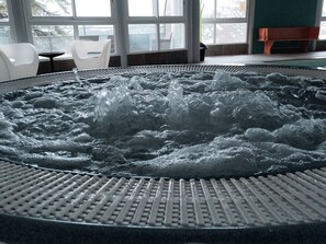 Jacuzzi amb superfície rugosa i un dibuix de quadrícula al voltant de la vora.