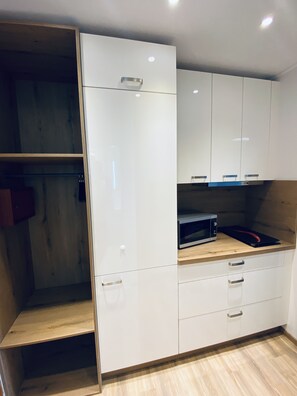 Kjøleskap, kokeplater, kaffetrakter/tekoker og brødrister