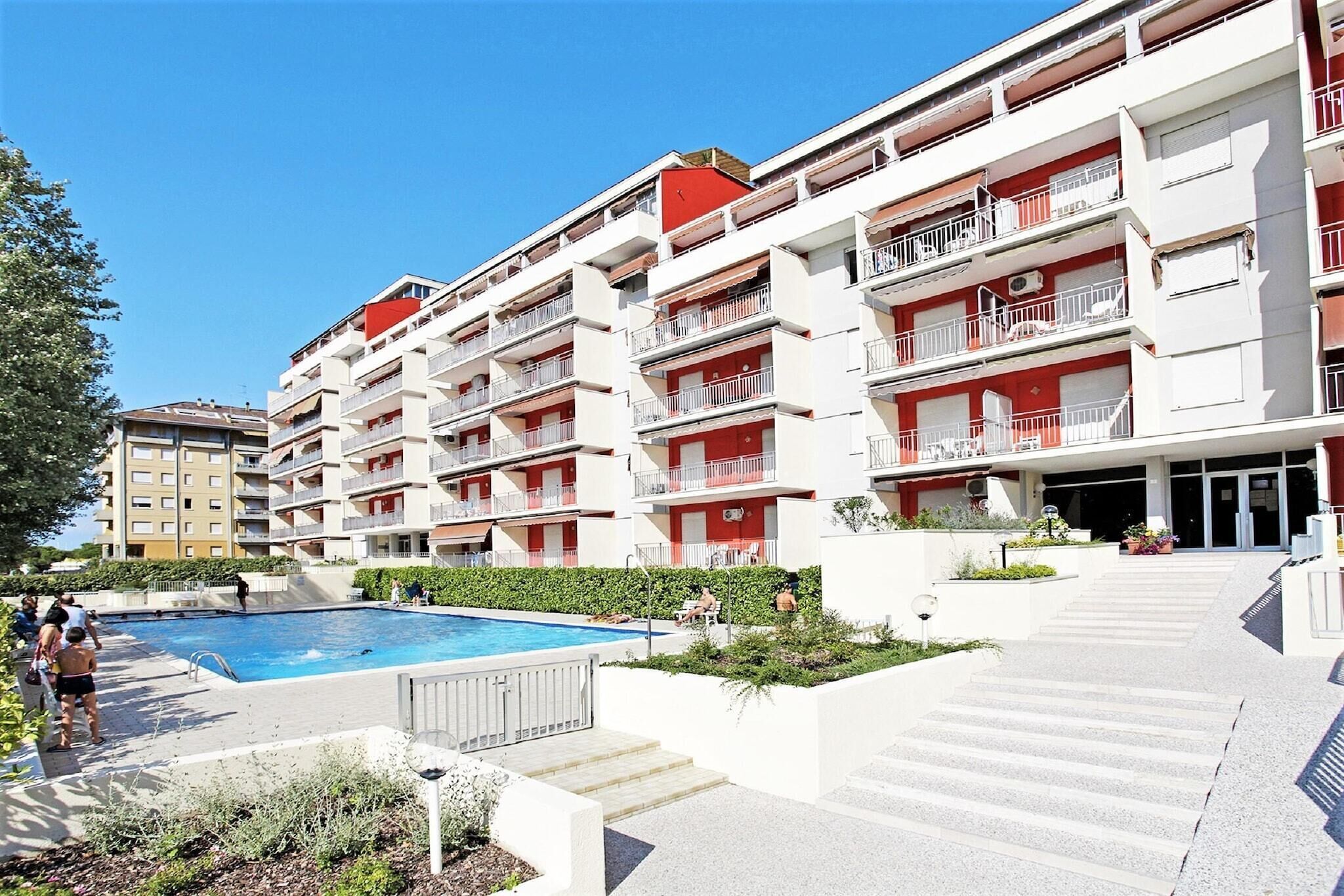 Un hôtel à plusieurs étages doté d’une piscine, de balcons et d’un jardin aménagé.