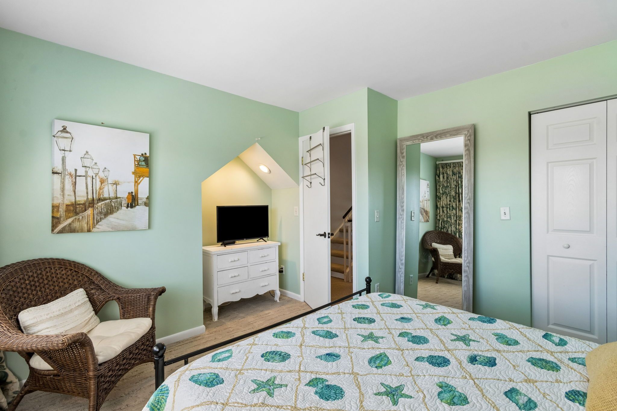 3 bedrooms, desk, iron/ironing board, WiFi (free)