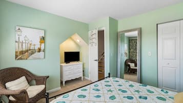 3 bedrooms, desk, iron/ironing board, WiFi (free)