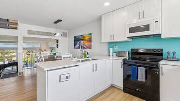 Coffee/tea maker, fridge, microwave, oven