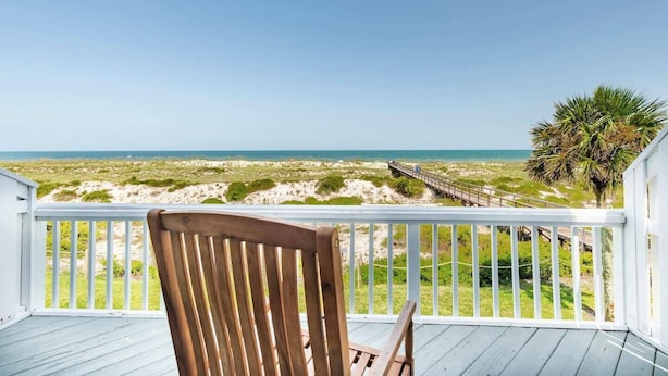 A wooden deck with a view of a beach and dunes. - Lovely Beach house in Amelia for 8 (Fernandina Beach)