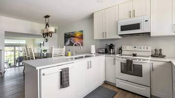 Frigorifero, microonde, forno, piano cottura