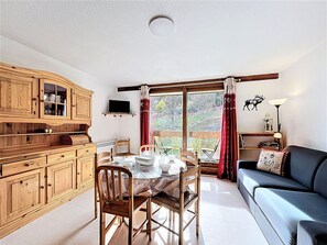 TV - Bright ski-in/ski-out studio for 5, piste view (Le Corbier)