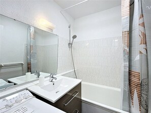 Hair dryer - Bright ski-in/ski-out studio for 5, piste view (Le Corbier)
