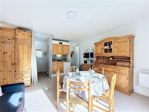 Interior - Bright ski-in/ski-out studio for 5, piste view (Le Corbier)