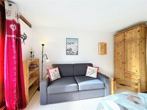 TV - Bright ski-in/ski-out studio for 5, piste view (Le Corbier)
