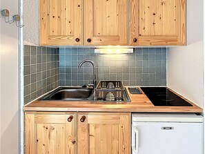 Køleskab, mikrobølgeovn, ovn, kaffe-/temaskine