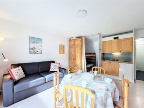 Interior - Bright ski-in/ski-out studio for 5, piste view (Le Corbier)
