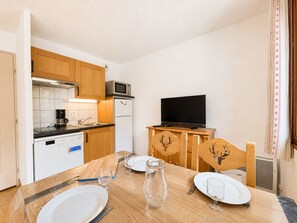 Coffee/tea maker, fridge, microwave, dishwasher