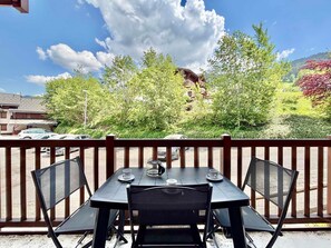 Outdoor dining - Pleasant ski-in/ski-out apartment with pool (Flumet)