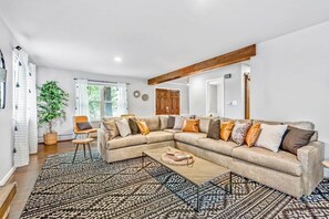 Smart TV, table football - Modern Family Haven • Fenced Yrd • Grill/Firepit (Westminister)