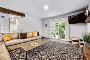 Smart TV, table football - Modern Family Haven • Fenced Yrd • Grill/Firepit (Westminister)