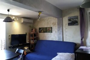 Living area - 2-room apartment with sea view, beach 100m away (Hyères)