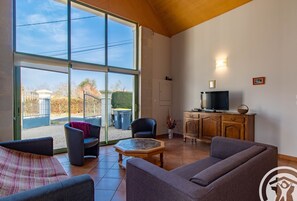TV, tavolo da ping pong, libri