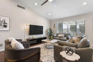 TV, offices - Dream Retreat-Remodeled 4BR w/ Pool & Spa and MORE (North Las Vegas)