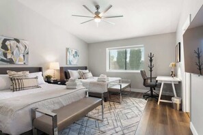 4 bedrooms, iron/ironing board, travel cot, WiFi - Dream Retreat-Remodeled 4BR w/ Pool & Spa and MORE (North Las Vegas)