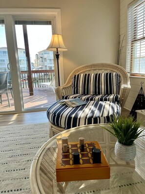 Télévision, cheminée, livres, espaces bureaux