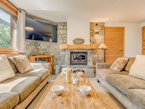 TV, fireplace