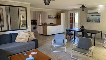 TV connectée, table de tennis de table, livres