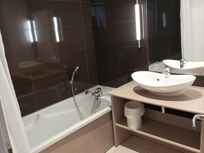 Bathroom - T3 apartment in castle with pool and WIFI, pets allowed, 6 people (Jausiers)