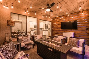 Televisión, chimenea, reproductor de DVD