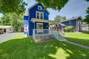 Exterior - BBQ, Fire Pit & Yard: Family Home in Adrian (Adrian)