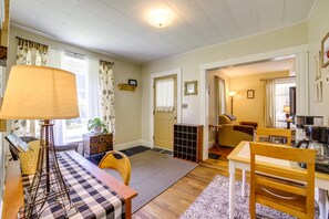 Interior - BBQ, Fire Pit & Yard: Family Home in Adrian (Adrian)