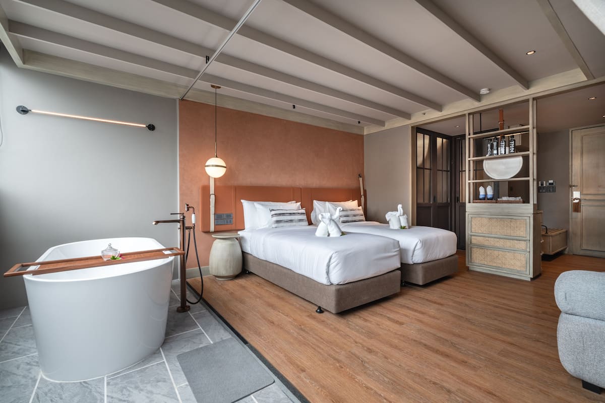Superior Twin Room, 1 Bedroom, Bathtub | Minibar, in-room safe, desk, iron/ironing board
