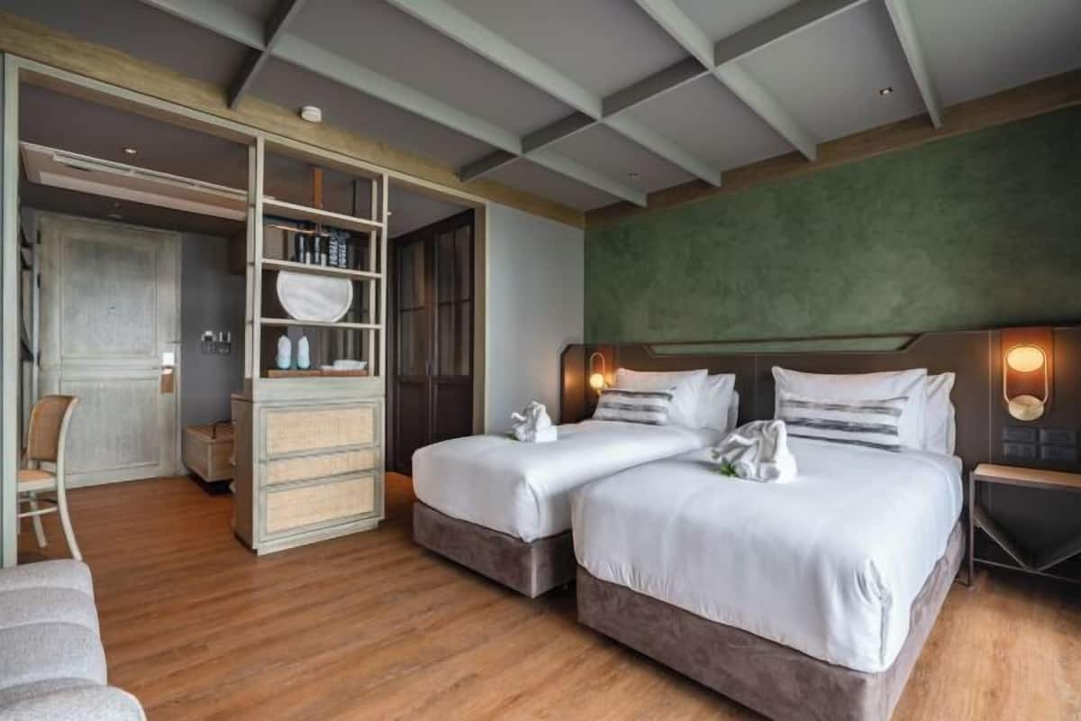 Minibar, in-room safe, desk, iron/ironing board