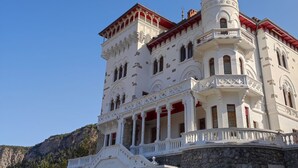 A large, ornate building with multiple balconies and a prominent tower. - Cozy apartment, pets welcome - 6 guests (Jausiers)