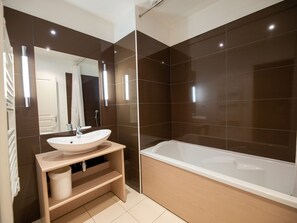Bathroom - Studio in Jausiers with terrace and pool access, pets allowed (Jausiers)