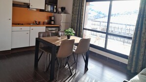 A modern kitchen with a dining area, large windows, and a view of mountains. - Studio in Jausiers with terrace and pool access, pets allowed (Jausiers)
