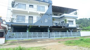 Un edificio de varios pisos con un letrero que dice "KK Group of Residency".