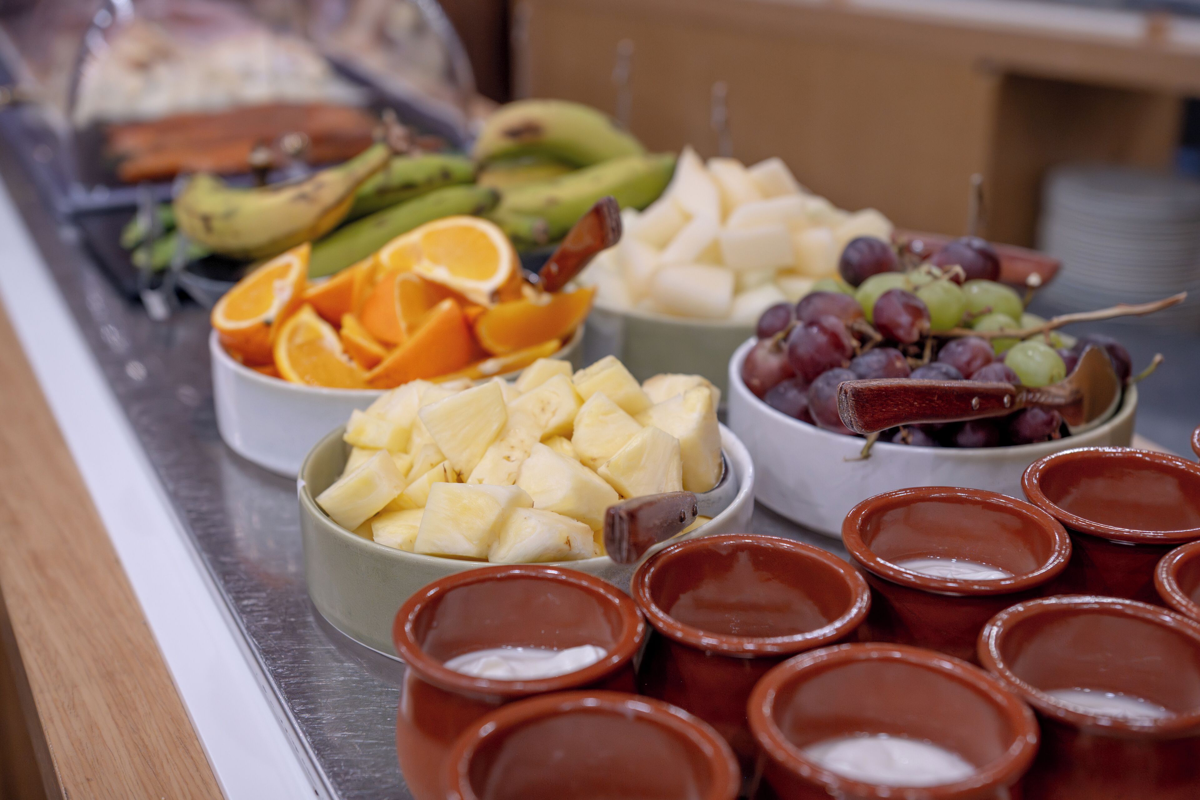 En buffet med forskellige frugter og oste.