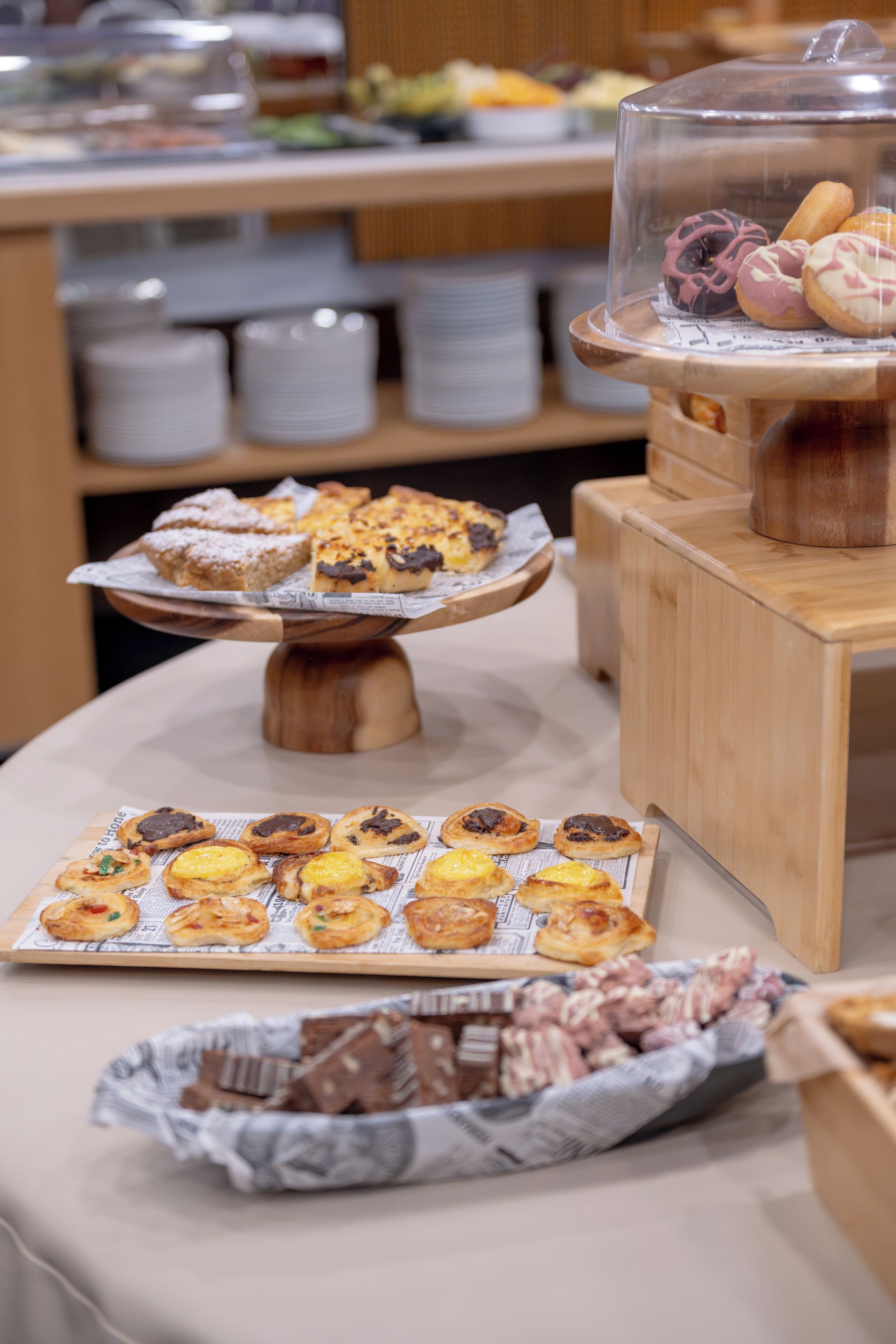 Un bufé con diversas opciones de pastelería y postres.