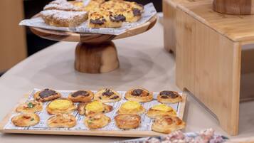 Un bufé con diversas opciones de pastelería y postres.