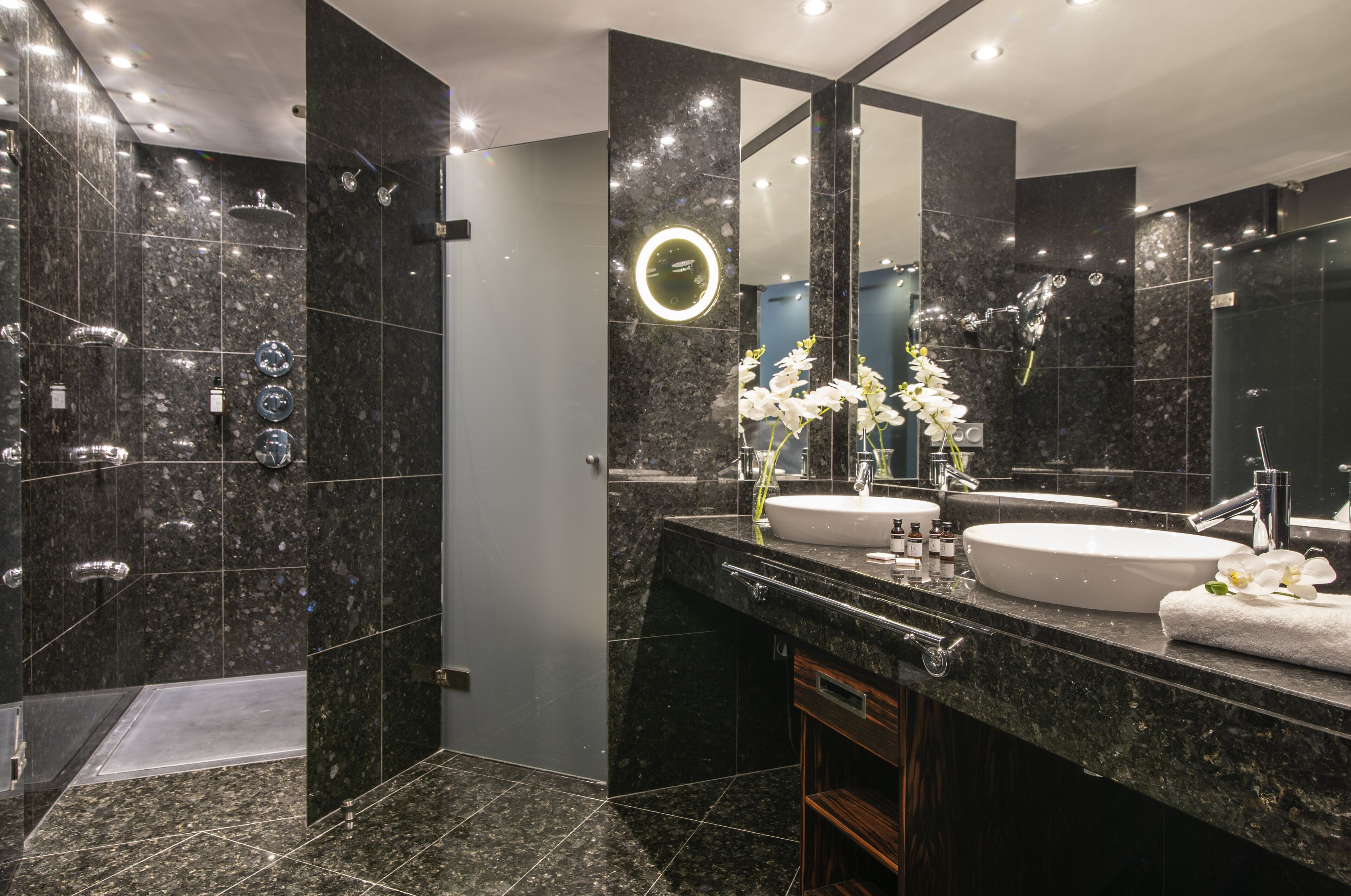 separate bathtub and shower, jetted bath, hair dryer, towels