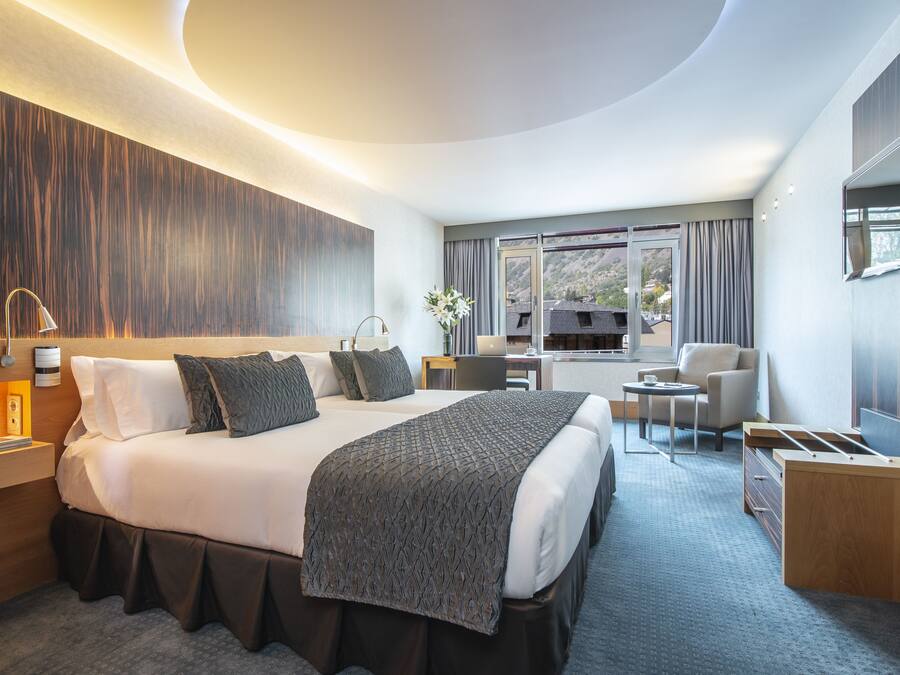 Chambre Double | Bureau, chambres insonorisées, lits bébé (gratuits), Wi-Fi gratuit