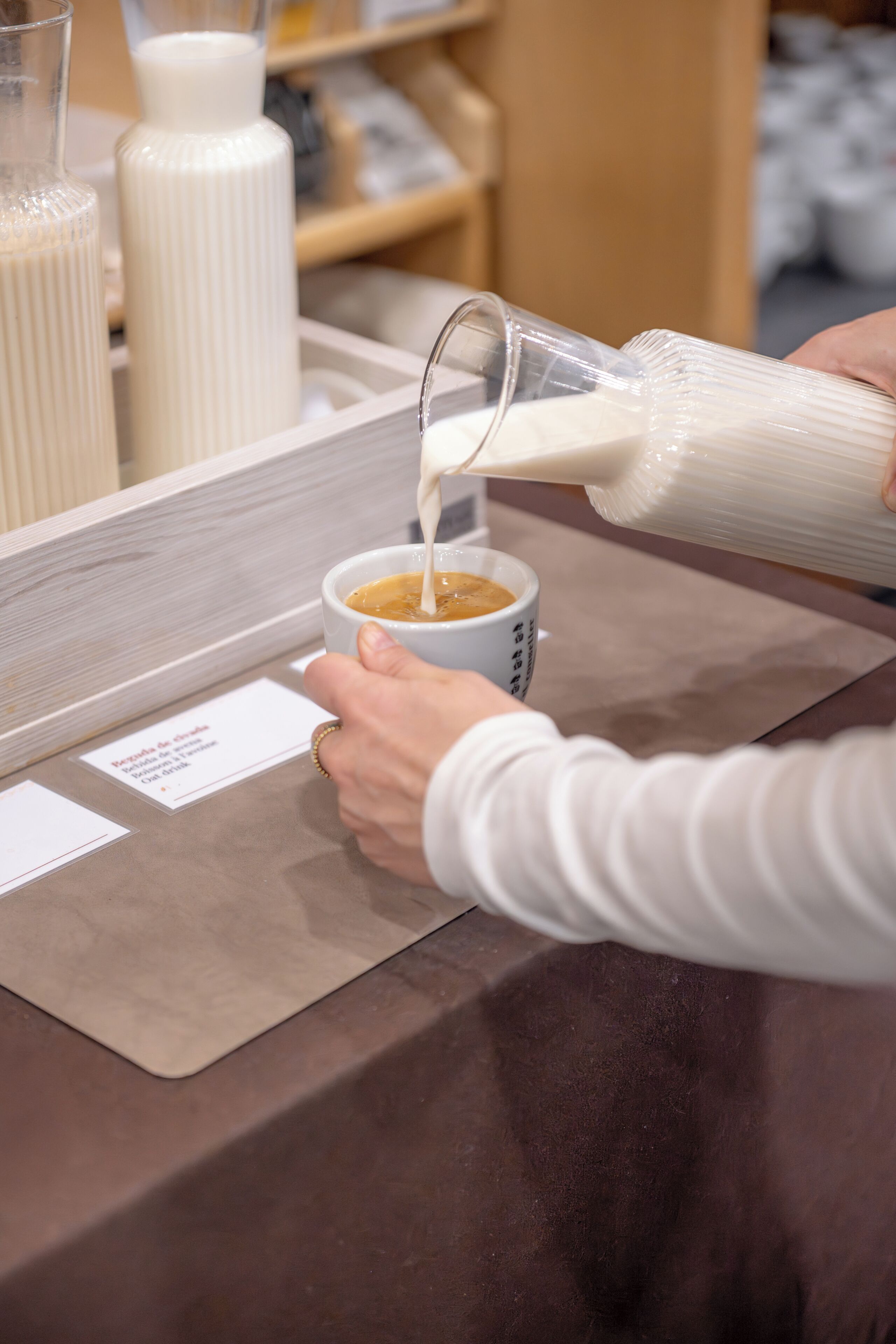Qualcuno versa latte in una tazza di caffè.