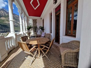 Outdoor dining - Luxury Apartment in the Castle with Private Garden (Jausiers)