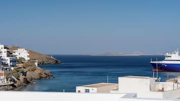 Decoración personalizada, escritorio y espacio para trabajar con laptop