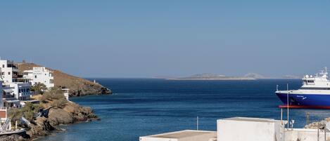 SPOT X top floor | Individually decorated, desk, laptop workspace, soundproofing