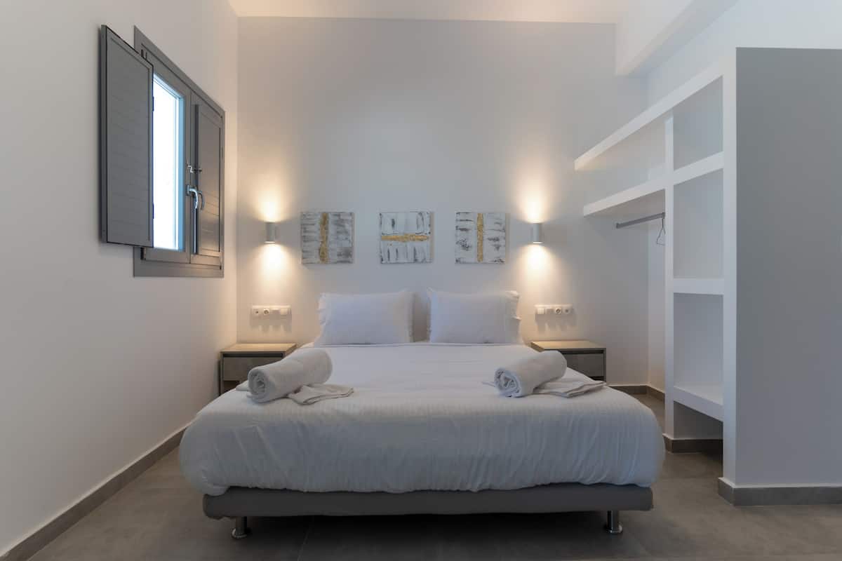 Cozy Ground Floor City Studio in Astypalea | Individually decorated, desk, laptop workspace, soundproofing