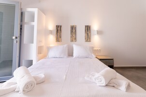 Spot A ground floor | Individually decorated, desk, laptop workspace, soundproofing