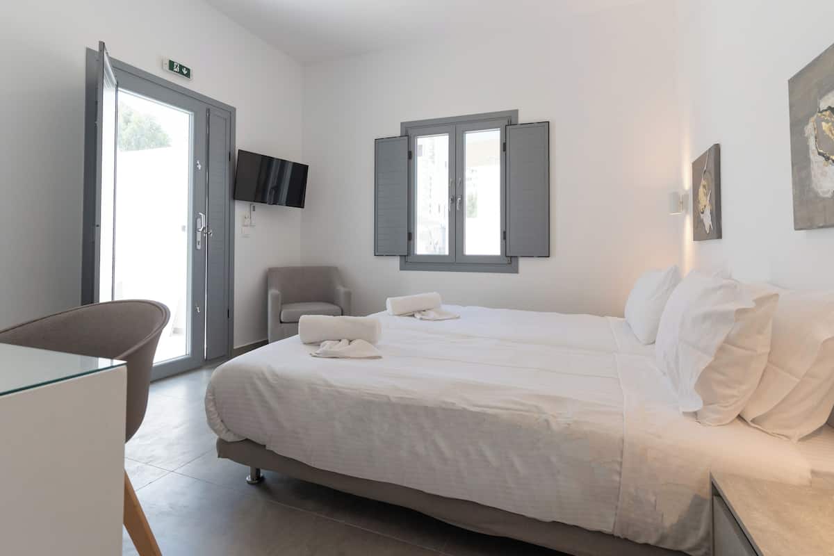 SPOT E1 Ground floor | 特色装修、办公桌、笔记本电脑工作区、隔音