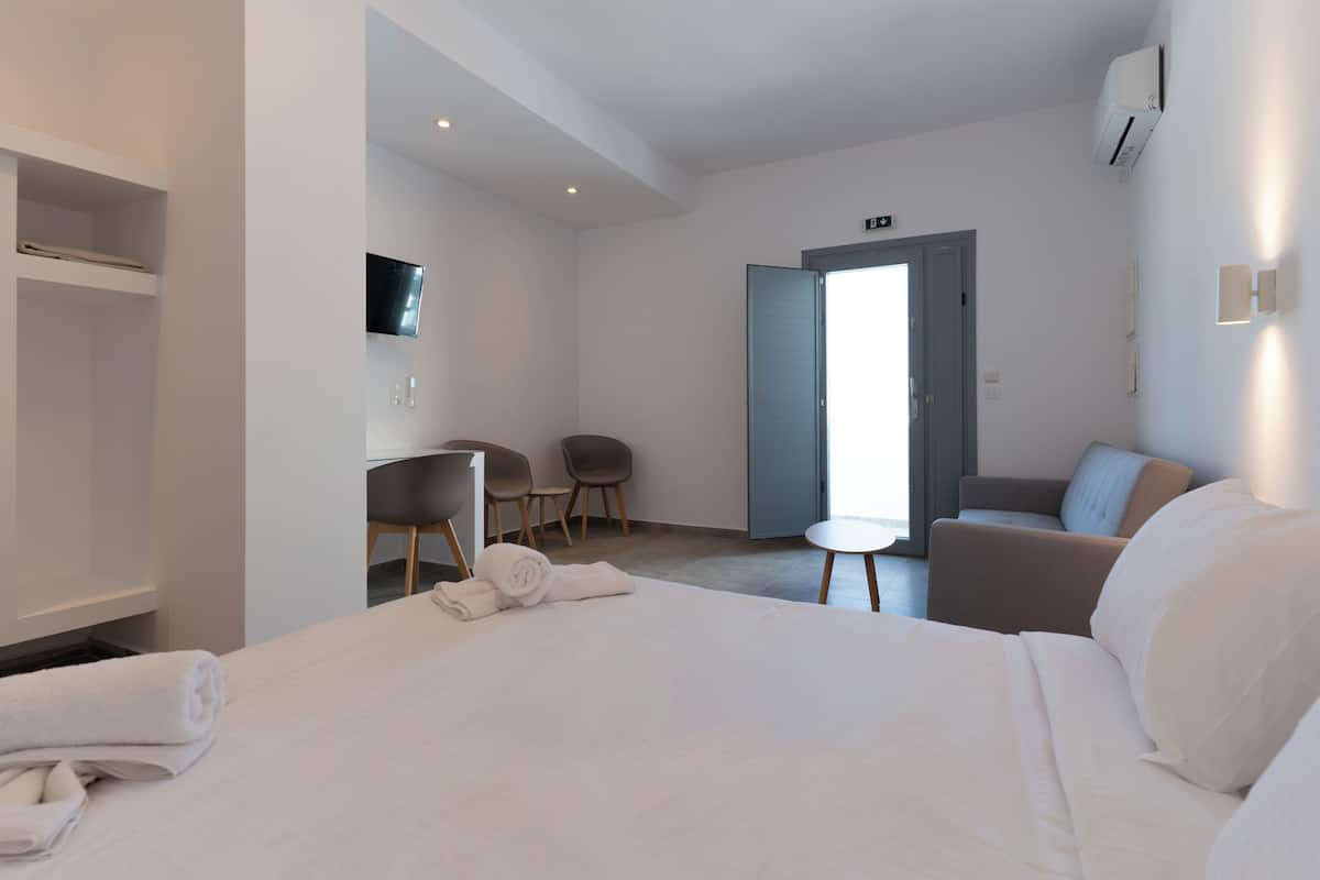 Spot D first floor | 特色装修、办公桌、笔记本电脑工作区、隔音