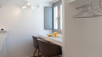 Panorama appartement | Individueel gedecoreerd, een bureau, een laptopwerkplek