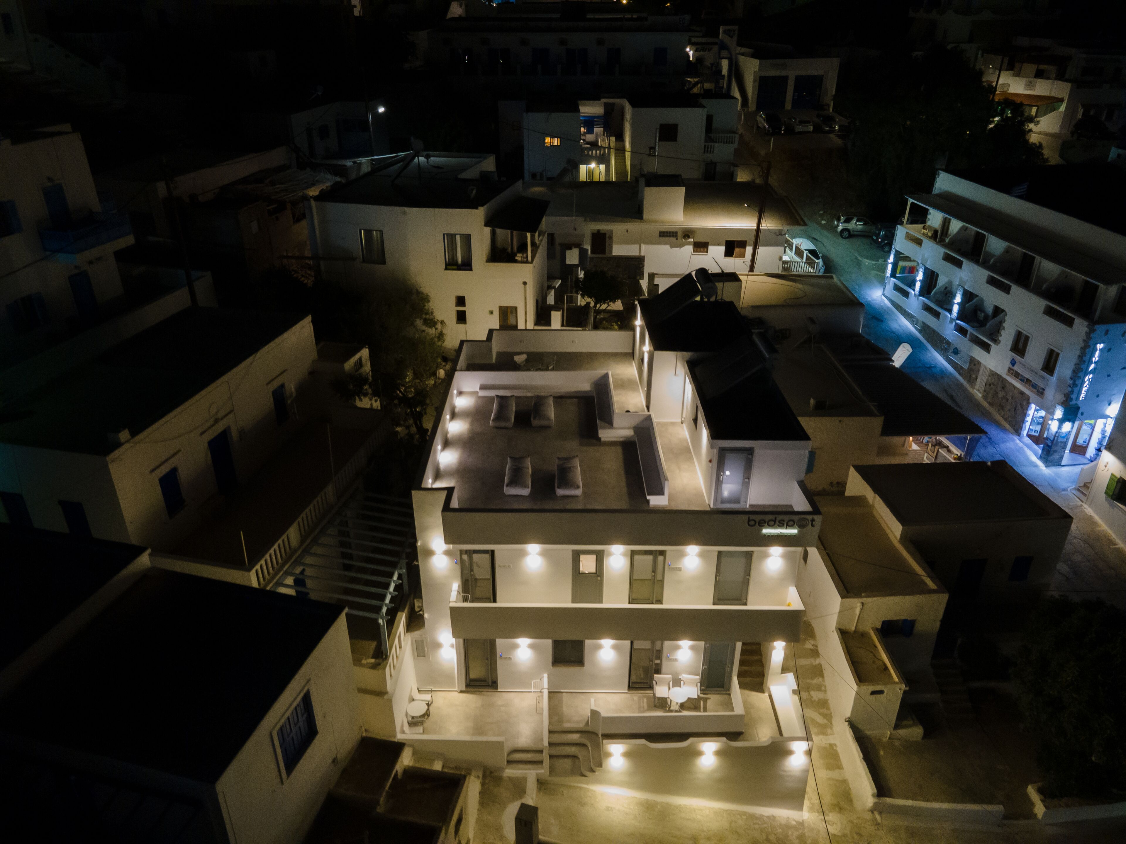 Un immeuble à plusieurs étages doté d’une cour intérieure, de nombreux balcons et d’une façade bien éclairée.
